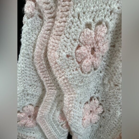 HAND MADE CROCHETED Cozy Blanket White Scalloped Edge Pink Flowers Cottagecore - Picture 5 of 13
